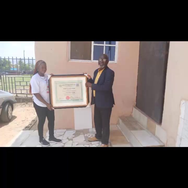 Halal Certification Authority Secretary General Dr Ajani Sakirdeen presents #HalalCertificate and Label order to Bodyplant Nature Resources Limited. A confirmation that their product and process is #Halal Compliant 

#HalalCertified #HalalBusiness #BuyHalal